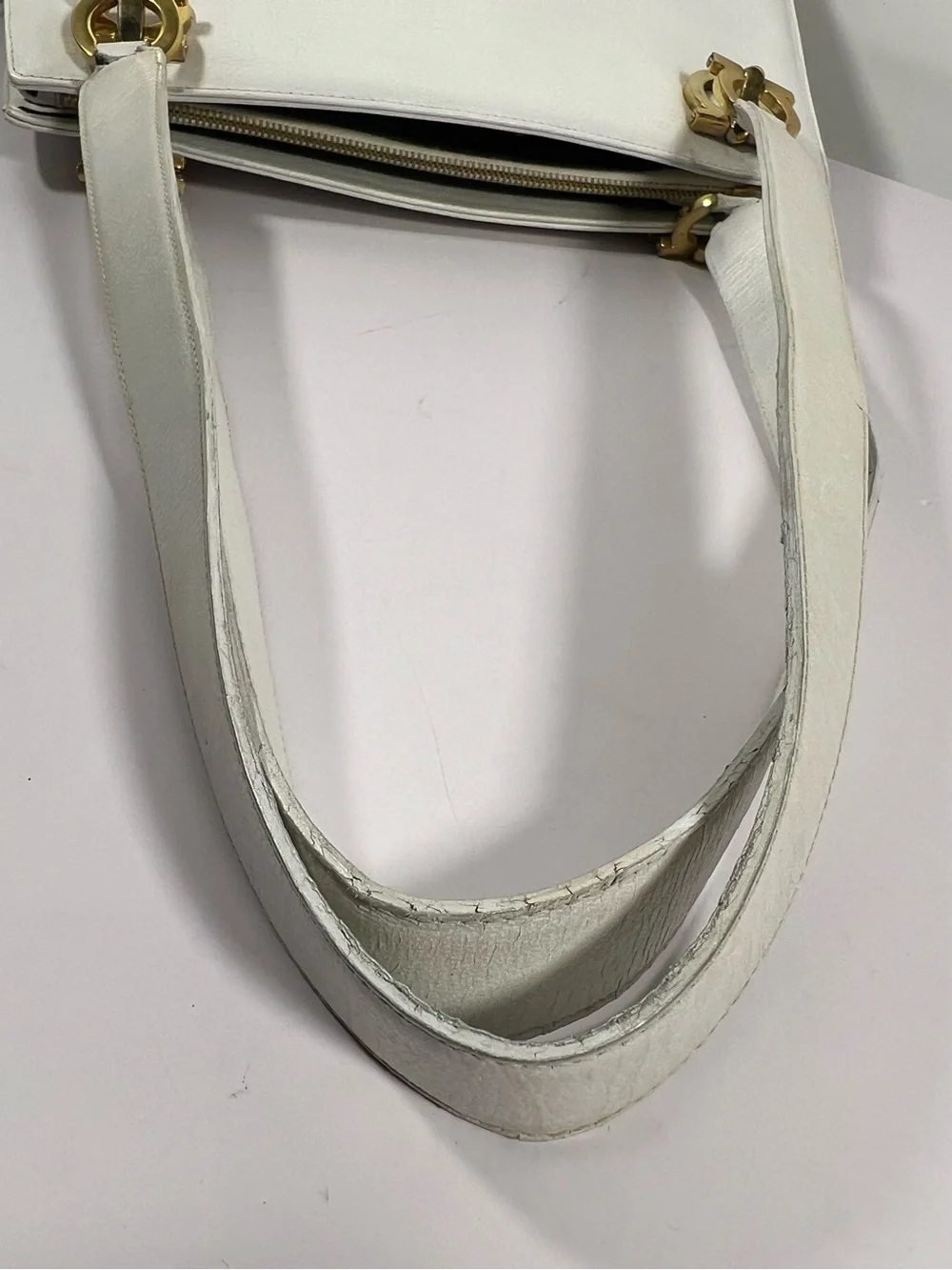 3080: Salvatore Ferragamo Gancini White Leather Shoulder Tote Bag